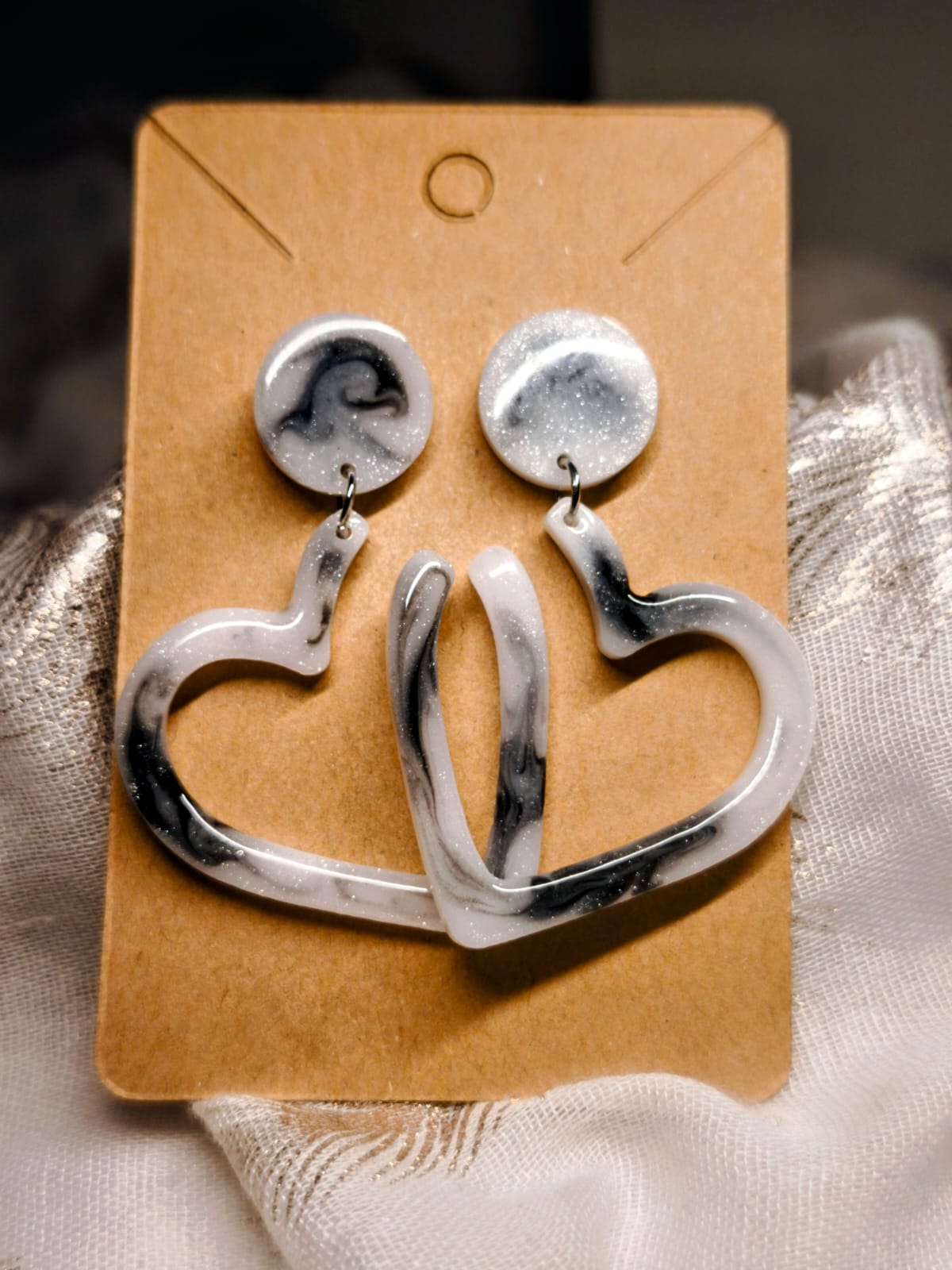 boucle d'oreille coeur blanc et noir