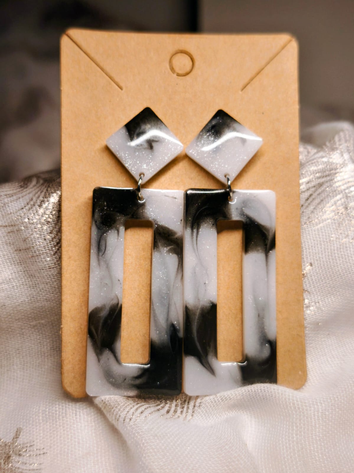 Boucle d'oreille blanche et noir