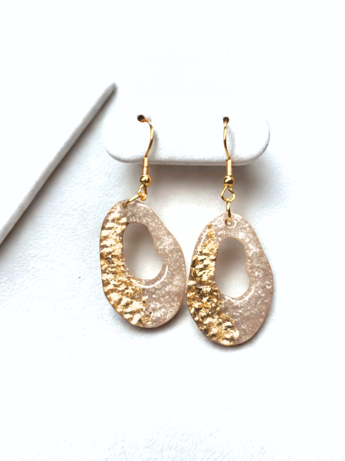 Boucle d'oreille galet blanc et or