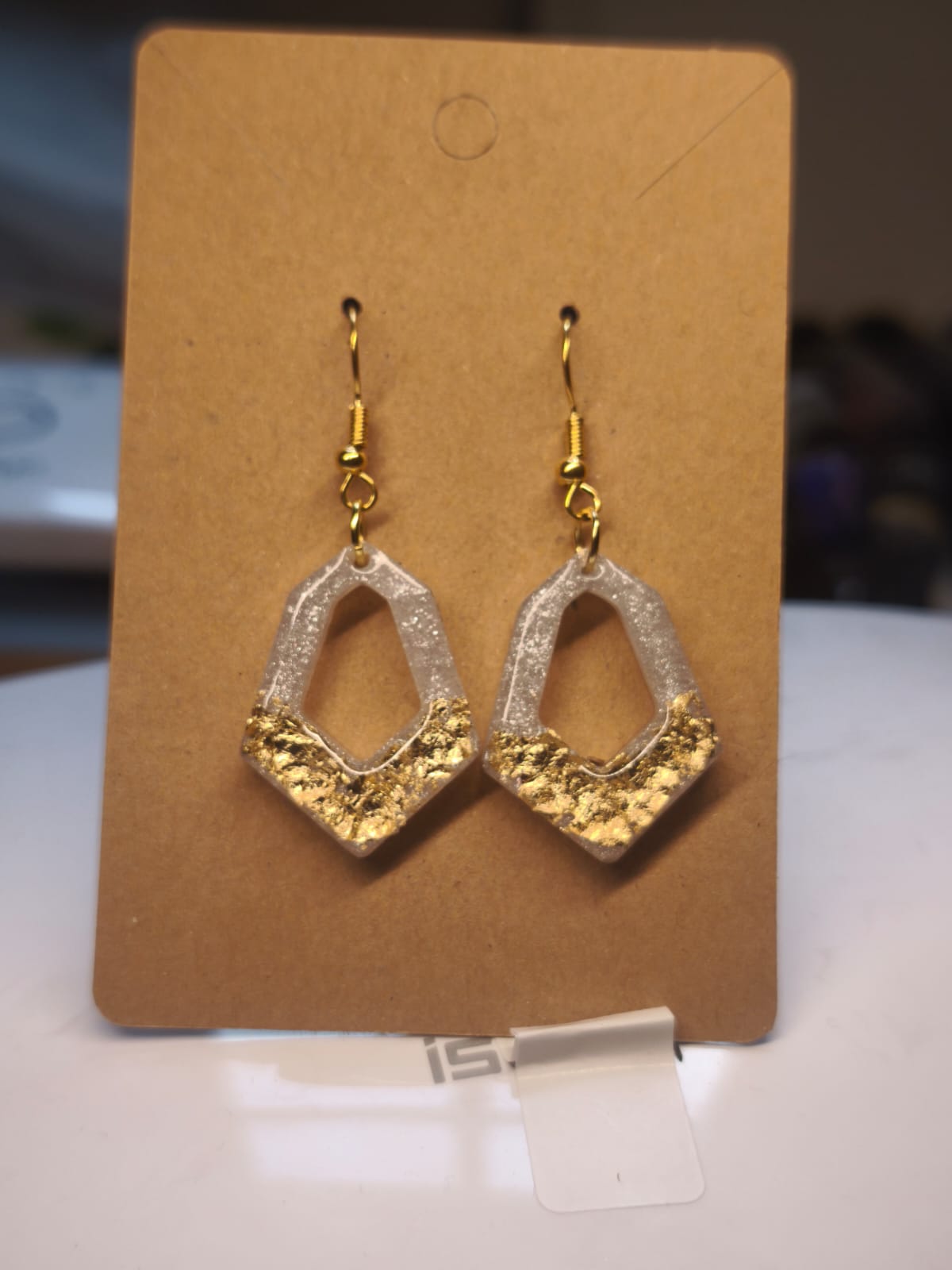 Boucle d'oreille blanche et or