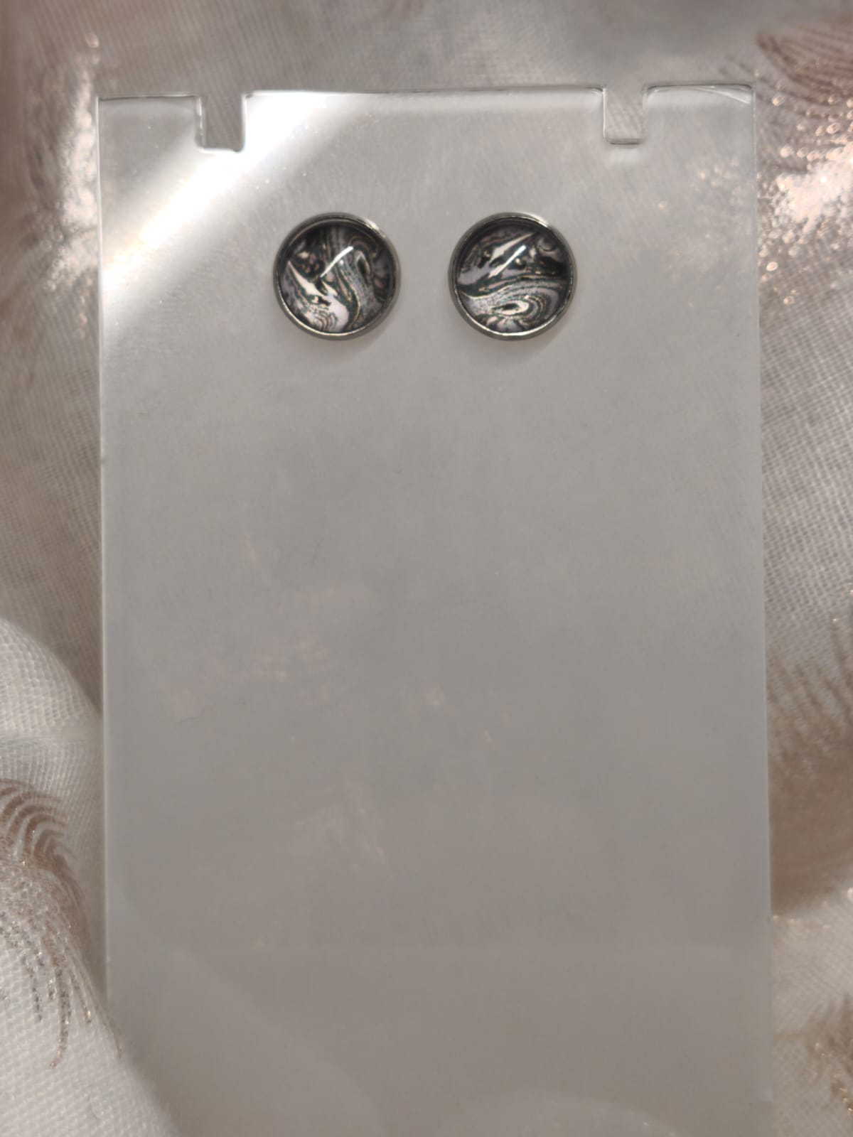 Clou d'oreille blanc et noir