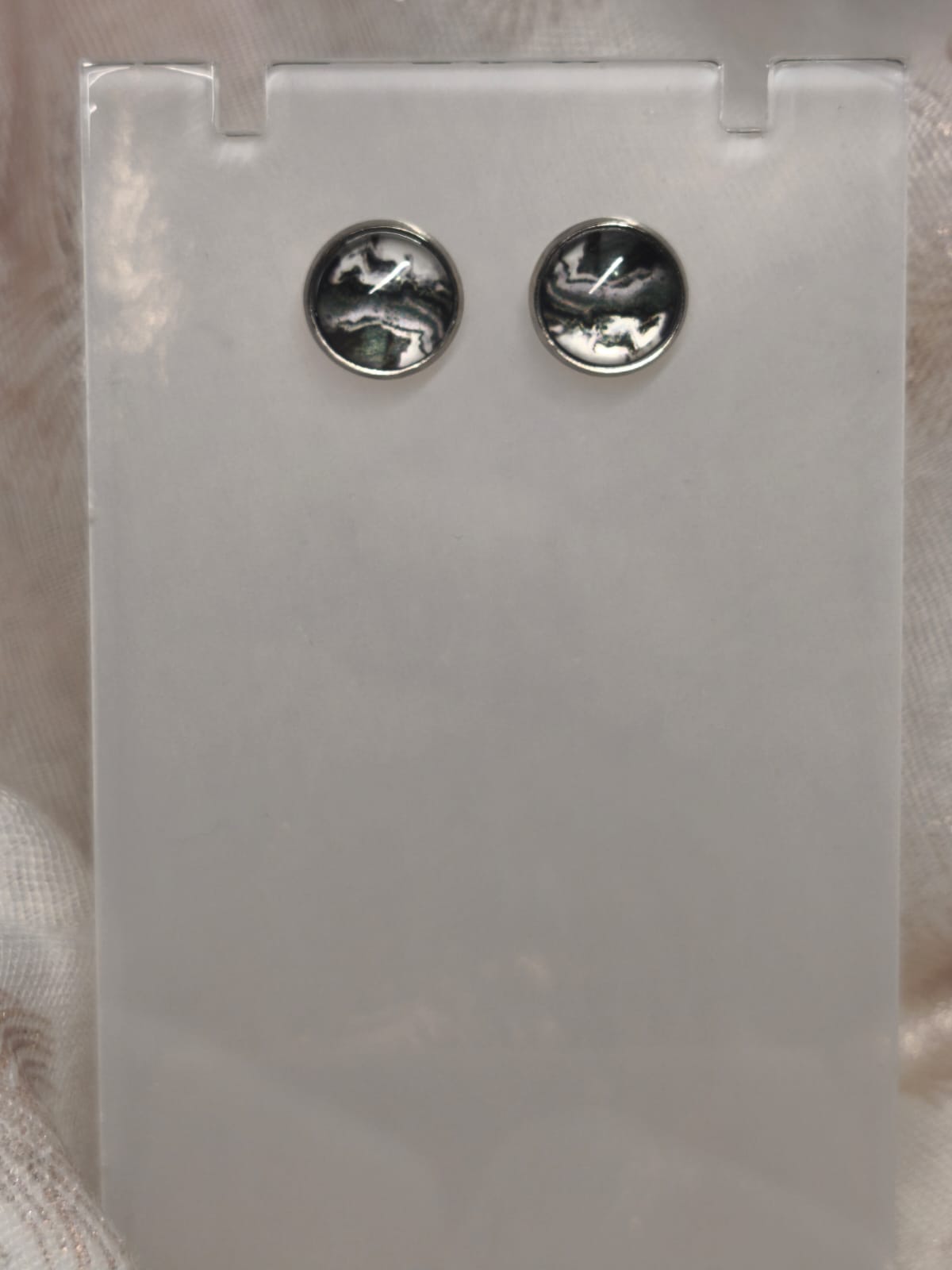 Clou d'oreille noir et blanc 3