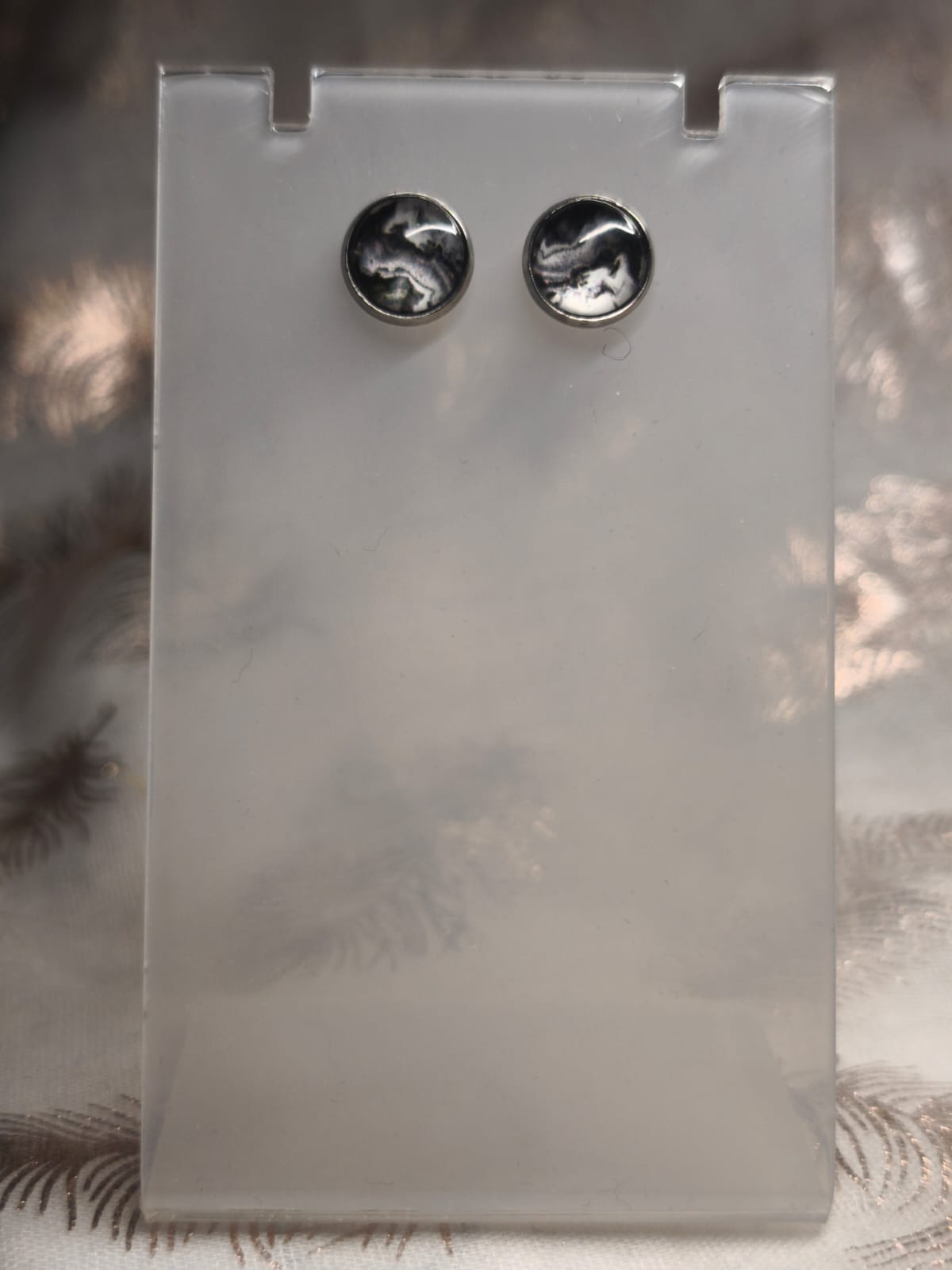 Clou d'oreille blanc et noir 4